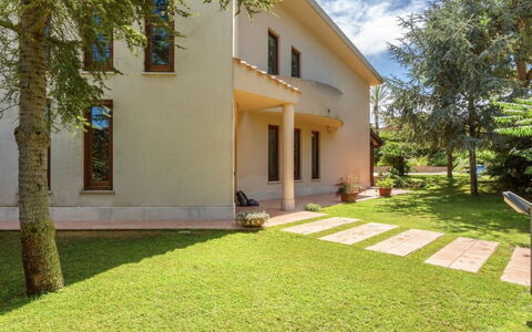 Vittoria: Plante, Bâtiment, Fenêtre, Arbre, Porte, Maison, Nuage, Lot Terre, Ombre, Ciel