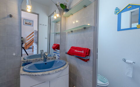 Saint Cyprien 560: Miroir, Robinet, Propriété, Luminaire Plomberie, Évier, Bâtiment, Bleu Azur, Design Intérieur, Maison, Salle De Bains