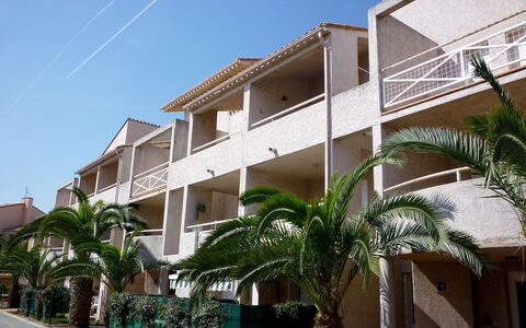 Saint Cyprien 560: Ciel, Bâtiment, Propriété, Plante, Fenêtre, Bleu Azur, Arecales, Arbre, Ombre, Végétation