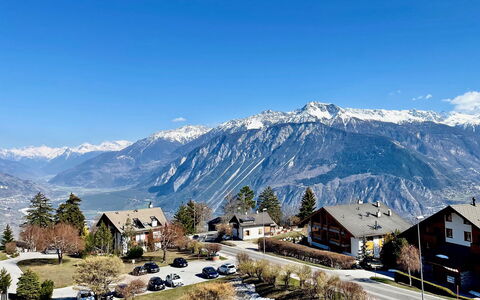 Lisière-Sud a 17: Ciel, Montagne, Neige, Bâtiment, Paysage Naturel, Maison, Montagnes, Pente, Plante, Montagnes Relief