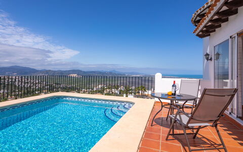 Villa Jana: Ciel, L'Eau, Bâtiment, Plante, Piscine, Bleu Azur, Bleu, Design Intérieur, Chaise, Maison