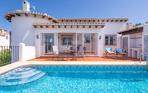 Villa Jana: L'Eau, Ciel, Plante, Propriété, Piscine, Bleu, Bleu Azur, Chaise, Ombre, Fenêtre