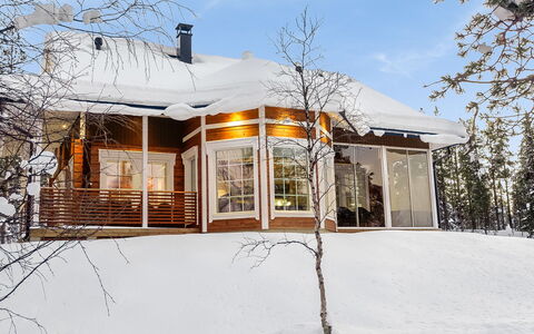 Villa Tunturisopuli: Meubles, Chaise, Mobilier De Jardin, Table, Bois, Tableau De Plein Air, Table Cuisine Et Salle A Manger, Ombre, Jardin, Parapluie