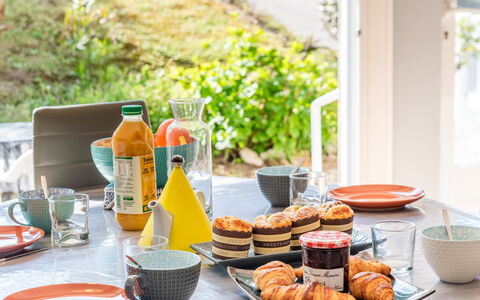 Beaumanoir: Aliments, Vaisselle, Table, Plante, Vaisselle, Ingrédient, Assiette, Bouteille, Orange