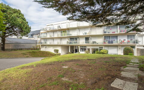 Beaumanoir: Plante, Propriété, Bâtiment, Ciel, Nuage, Arbre, Architecture, Lot Terre, Végétation, Design Urbain