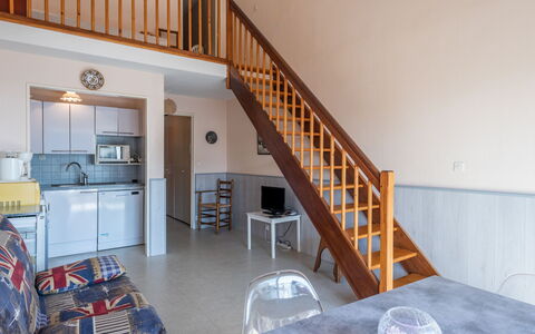 Résidence les Dunes: Meubles, Propriété, Cabinetry, Table, Bâtiment, Bois, Design Intérieur, Bibliothèque, Escaliers, Sol