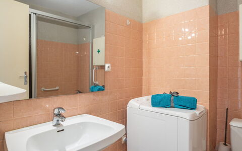 Résidence les Dunes: Miroir, Robinet, Évier, Propriété, Luminaire Plomberie, Salle De Bains, Lavabo, Bleu Azur, Design Intérieur