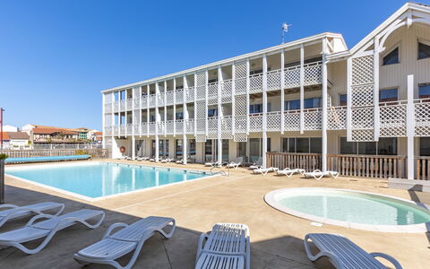 Mimizan 185: L'Eau, Ciel, Piscine, Bleu Azur, Bâtiment, Mobilier De Jardin, Balancelle, Ombre, Loisir, Fenêtre