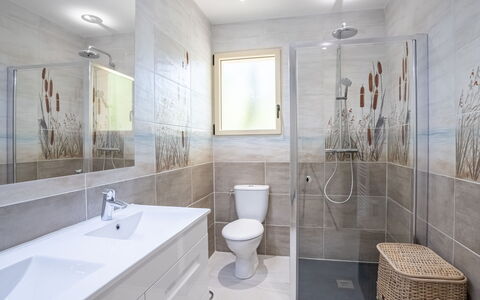 Laouchet: Miroir, Luminaire Plomberie, Robinet, Évier, Propriété, Lavabo, Salle De Bains, Éclairage, Design Intérieur, Violet