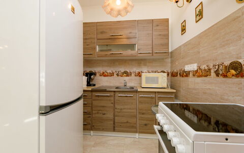 Balatonbereny 600: Cabinetry, Bois, Bâtiment, Éclairage, Design Intérieur, Cuisine, Sol, Comptoir, Sol, Maison