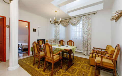 Balatonbereny 600: Table, Meubles, Décoration, Bâtiment, Chaise, Bois, Salon, Architecture, Canapé, Design Intérieur