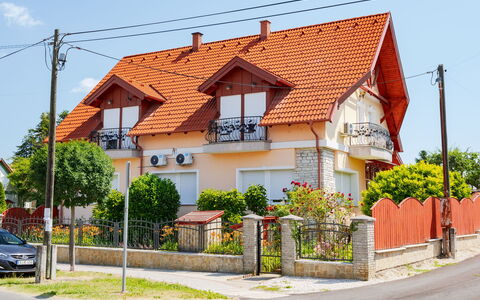 Balatonbereny 600: Bâtiment, Fenêtre, Maison, Zone Résidentielle, Domicile, Façade, Toit, Quartier, Architecture, Établissements Humains