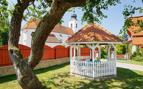 Balatonbereny 600: Maison, Toit, Jardin, Cour, Pelouse, Aménagement Paysager, Hacienda, Allée, Arrière-Cour, Villa