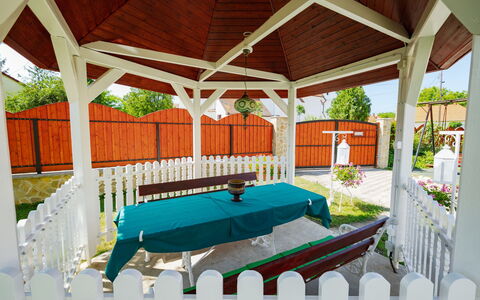 Balatonbereny 600: Structure En Plein Air, Ombre, Porche, Jardin, Belvédère, Pavillon, Arrière-Cour, Canopée, Cour, Eco Hôtel