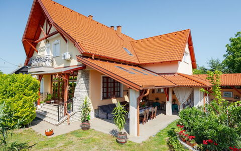 Balatonbereny 600: Bâtiment, Maison, Toit, Domicile, Zone Résidentielle, Façade, Architecture, Chalet, Porte, Store