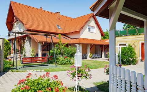 Balatonbereny 600: Bâtiment, Maison, Zone Résidentielle, Domicile, Toit, Façade, Architecture, Chalet, Store