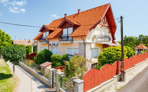 Balatonbereny 600: Bâtiment, Zone Résidentielle, Maison, Domicile, Façade, Quartier, Architecture, Toit, Ville, Établissements Humains