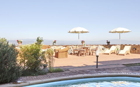 Borgo Carradori: L'Eau, Plante, Ciel, Parapluie, Bleu Azur, Piscine, Ombre, Mobilier De Jardin, Éclairage, Balancelle
