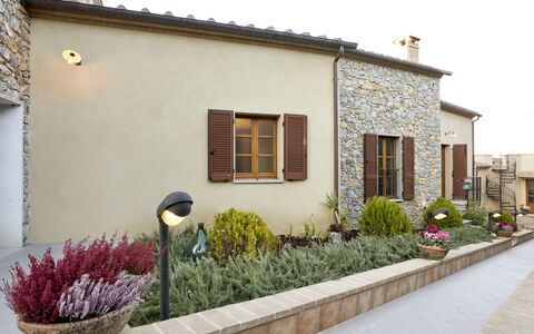 Borgo Carradori: Plante, Bâtiment, Propriété, Fenêtre, Ciel, Fleur, Maison, Surface De La Route, Zone Résidentielle, Immobilier