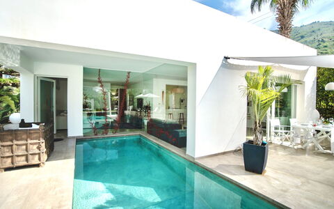 Re di Denari: L'Eau, Plante, Propriété, Piscine, Pot De Fleur, Plante D'Appartement, Bleu Azur, Fenêtre, Ciel, Bâtiment