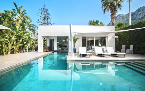 Re di Denari: L'Eau, Ciel, Plante, Propriété, Piscine, Ombre, Arbre, Bâtiment, Mobilier De Jardin, Loisir