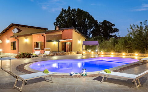 Flavia: Plante, Ciel, Propriété, Piscine, Fenêtre, Bâtiment, Nuage, L'Eau, Arbre, Design Intérieur