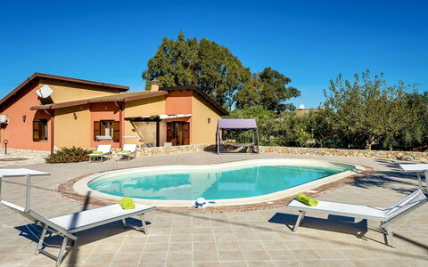 Flavia: L'Eau, Ciel, Plante, Bâtiment, Propriété, Meubles, Fenêtre, Piscine, Bleu Azur, Rectangle
