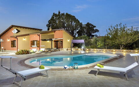 Flavia: L'Eau, Ciel, Plante, Piscine, Bâtiment, Bleu Azur, Ombre, Fenêtre, Balancelle, Arbre