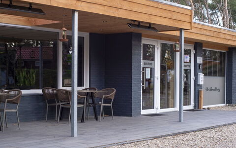 De Brenkberg: Propriété, Ombre, Porte, Architecture, Chaise, Arbre, Immobilier, Façade, Paysage, Bois