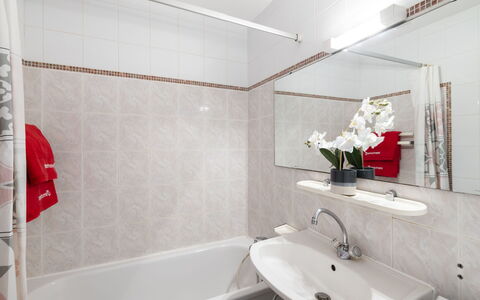 Saint Cyprien 660: Robinet, Luminaire Plomberie, Miroir, Baignoire, Évier, Propriété, Lavabo, Salle De Bains, Design Intérieur, Bâtiment