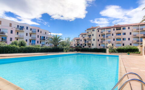Saint Cyprien 660: L'Eau, Nuage, Bâtiment, Ciel, Plante, Fenêtre, Jour, Piscine, Bleu Azur, Maison