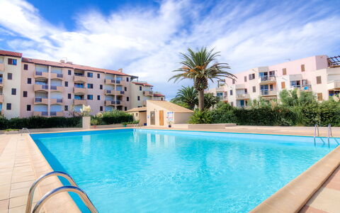 Saint Cyprien 660: Nuage, L'Eau, Ciel, Bâtiment, Plante, Jour, Propriété, Fenêtre, Piscine, La Nature