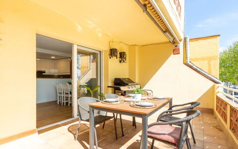 Port Emporda: Table, Meubles, Propriété, Bâtiment, Plante, Bois, Ciel, Design Intérieur, Chaise, Ombre