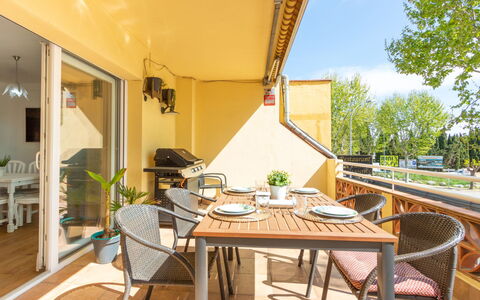 Port Emporda: Table, Meubles, Plante, Propriété, Bâtiment, Chaise, Pot De Fleur, Ombre, Plante D'Appartement, Bois