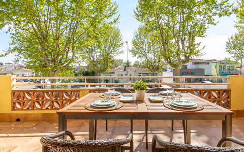 Port Emporda: Table, Meubles, Propriété, Ciel, Arbre, Plante, Tableau De Plein Air, Mobilier De Jardin, Bois, Design Intérieur
