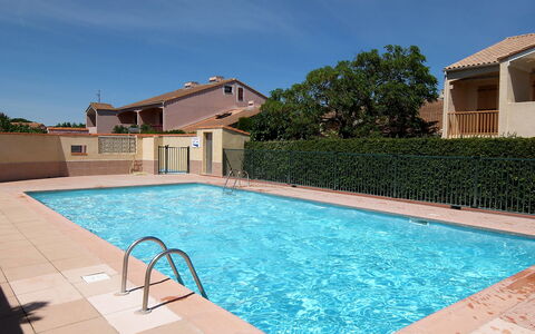 Saint Cyprien 700: L'Eau, Ciel, Nuage, Plante, Piscine, Bleu Azur, Bâtiment, Fenêtre, Ombre, Rectangle