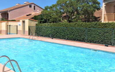 Saint Cyprien 700: L'Eau, Ciel, Propriété, Plante, Bleu Azur, Piscine, Arbre, Loisir, Ombre, Bâtiment