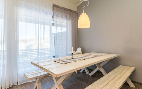 Skivillas 78 Ukkohalla (1): Meubles, Chaise, Mobilier De Jardin, Table, Bois, Tableau De Plein Air, Table Cuisine Et Salle A Manger, Ombre, Jardin, Parapluie
