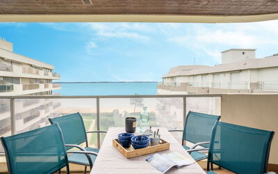 Arcachon 525: Nuage, Ciel, Meubles, Propriété, Table, Chaise, Bâtiment, Bleu Azur, Ombre, Design Intérieur