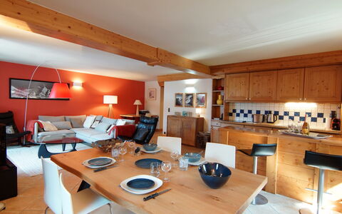 Villa Princesse: Table, Meubles, Bâtiment, Chaise, Bois, Sol, Sol, Salon, Immobilier, Bureau