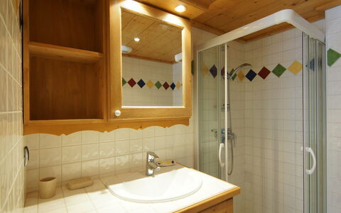 Villa Princesse: Miroir, Robinet, Luminaire Plomberie, Évier, Propriété, Lavabo, Salle De Bains, Bois, Design Intérieur, Éclairage
