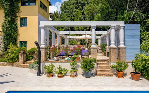 Nika: Pot De Fleur, Piscine, Colonne, Recours, Ombre, Porche, Structure En Plein Air, Jardin, Plante D'Appartement, Patio