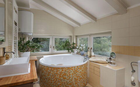Nika: Salle De Bains, Design Intérieur, Luminaire Plomberie, Baignoire, Sol, Évier, Sol, Lavabo, Robinet, Plafond