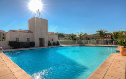 Saint Cyprien 770: L'Eau, Ciel, Plante, Piscine, Bâtiment, Arbre, Bleu Azur, Loisir, Mobilier De Jardin, Ombre
