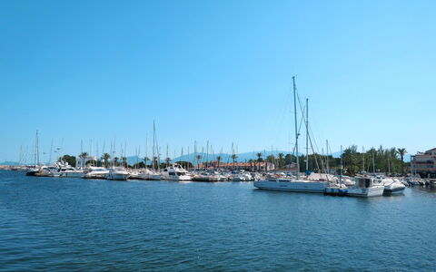 Saint Cyprien 770: Bateau, Bleu, L'Eau, Plan D'Eau, Navire, Marina, Bateaux Et Nautique - Materiel Et Fournitures, Voie Navigable, Mât, Port