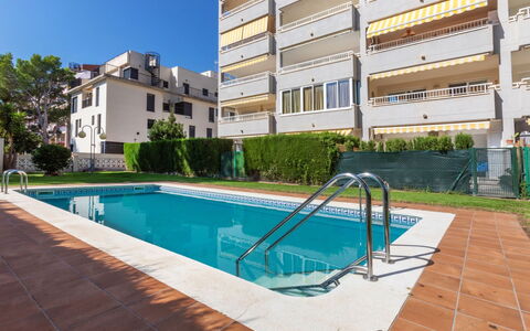 Miranda: L'Eau, Plante, Bâtiment, Propriété, Piscine, Ciel, Bleu Azur, Fenêtre, Ombre, Condominium