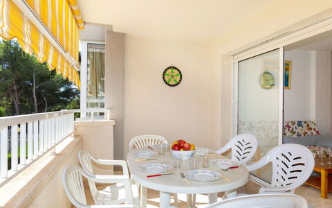 Miranda: Meubles, Propriété, Table, Chaise, Bois, Design Intérieur, Jaune, Architecture, Peindre
