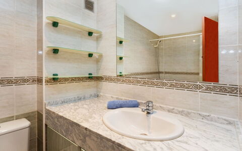 Miranda: Miroir, Robinet, Luminaire Plomberie, Évier, Propriété, Lavabo, Salle De Bains, Design Intérieur, Bois