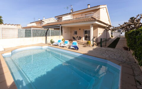 Jenaro: L'Eau, Ciel, Bâtiment, Fenêtre, Plante, Piscine, Bleu Azur, Ombre, Maison, Rectangle