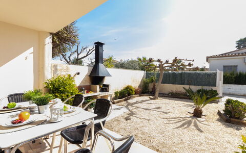 Jenaro: Plante, Ciel, Bâtiment, Table, Ombre, Plante D'Appartement, Nuage, Chaise, Design Intérieur, Chalet